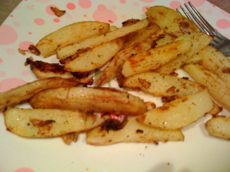 Delicious baked cajun garlic fries. Vegan, gluten free, nut free recipe #glutenfree #veganricha #vegan