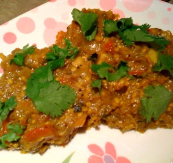 Baingan Barta served on a white and pink patterned plate
