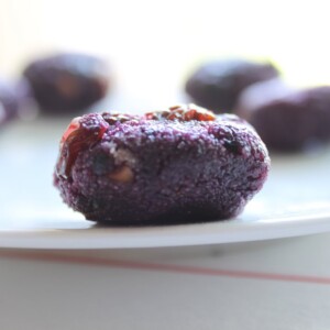 Blueberry oats semolina ladoo placed on a white plate