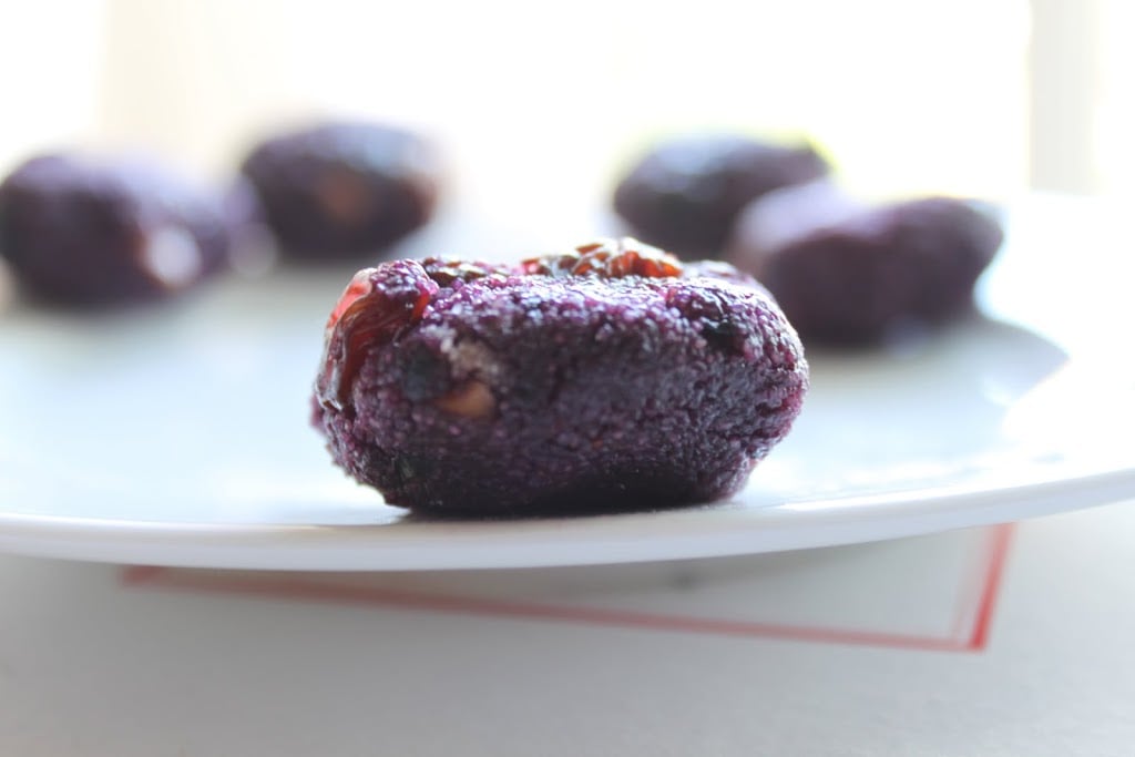 Blueberry oats Semolina Laddoo (Indian Sweet Snack Bites). These sweet treats are something in between a cookie and a truffle, so delicious and easy to make. #glutenfree #veganricha #vegan