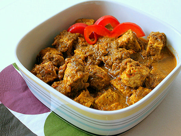 Palak Tempeh (Tempeh in Spinach Tomato Curry). A creamy and delicious curry that super quick and great for weeknights. Vegan and Gluten Free Recipe. #glutenfree #veganricha #vegan