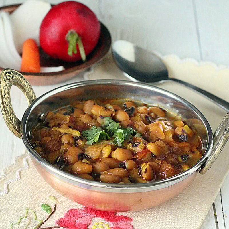 Mom's Black Eyed Peas Curry (Raungi or Lobhia. Black Eyed Peas Curry Indian Recipe. Curried  black eyed beans cooked with Indian spices and onion tomato sauce. Vegan Gluten-free Soy-free. #glutenfree #veganricha #vegan