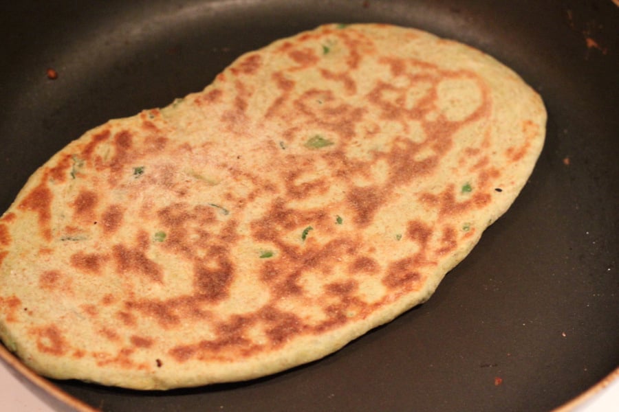 This Oil-free Avocado Naan does not need yogurt. Avocado adds the moisture and fat to keep this flat-bread moist for days. | VeganRicha.com #vegan #flatbread