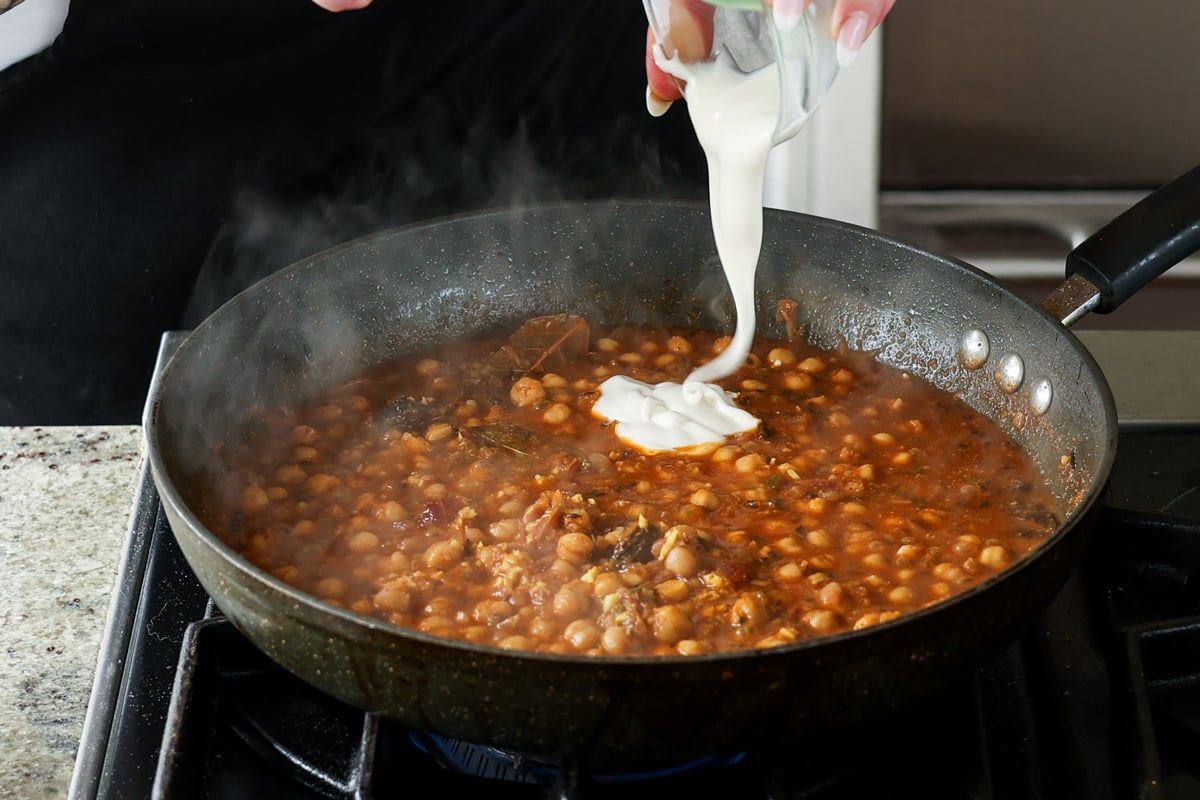 adding non-dairy yogurt to the chole