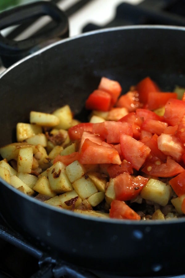 Potato Spinach Stir Fry. Aloo Palak Indian Recipe. Easy Spinach and potato side. Use other greens as rainbow chard, mustard greens | VeganRicha.com #vegan #glutenfree #Indian