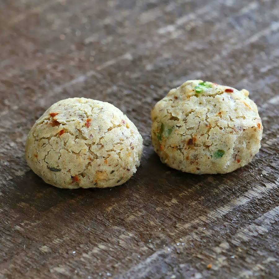 recipe for gluten-free biscuits Gluten free Biscuits with vegan pepper jack and jalapeno on a wooden table