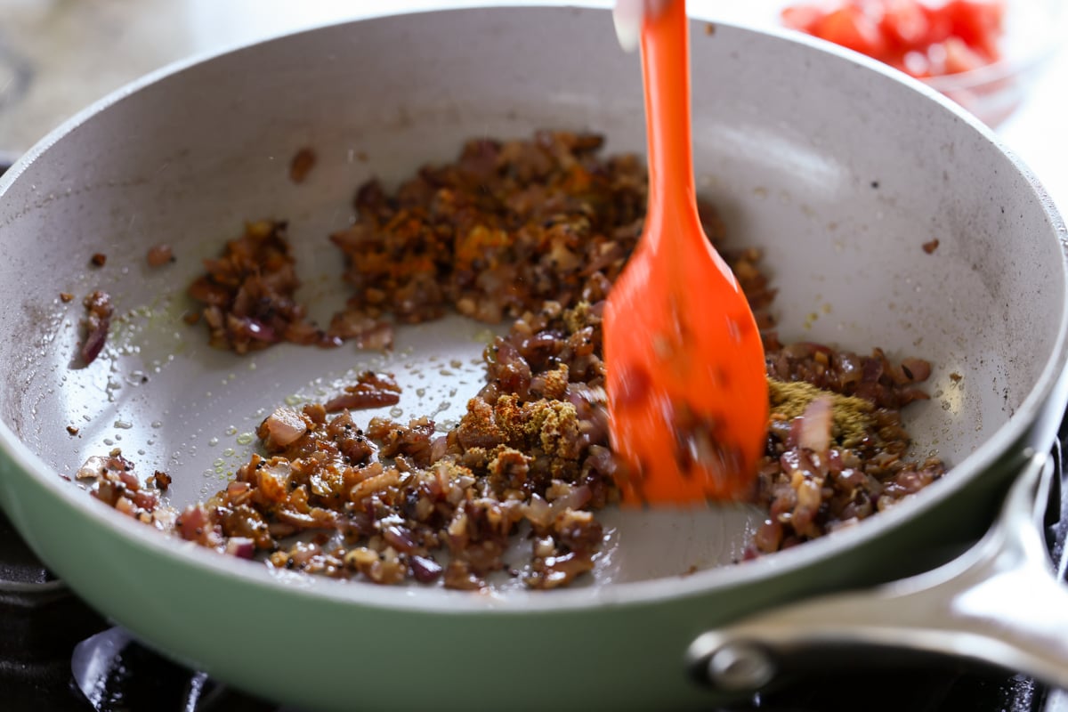 mixing the onions