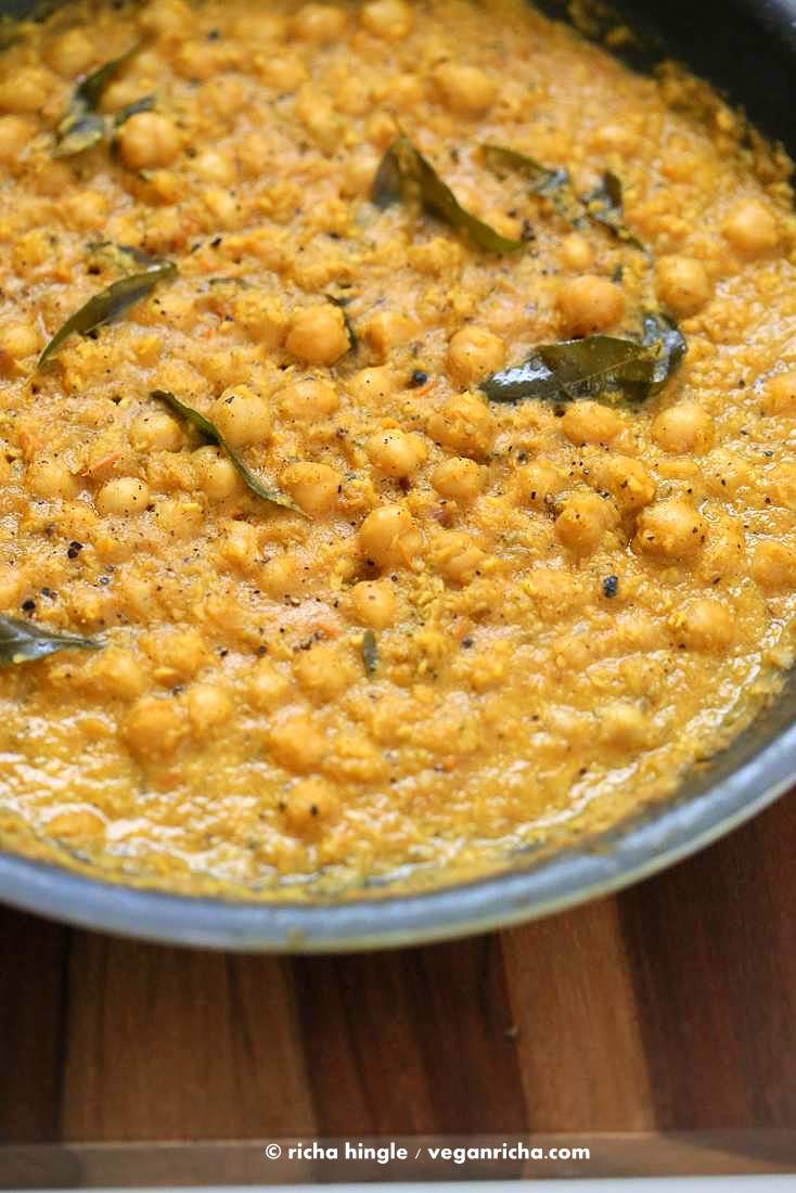 Curry leaf Pepper Chickpeas. Chickpeas in a spicy South Indian pepper, coconut and curry leaf sauce. Use other beans and veggies of choice. | VeganRicha.com #vegan #glutenfree #Indian #chickpeas #recipe