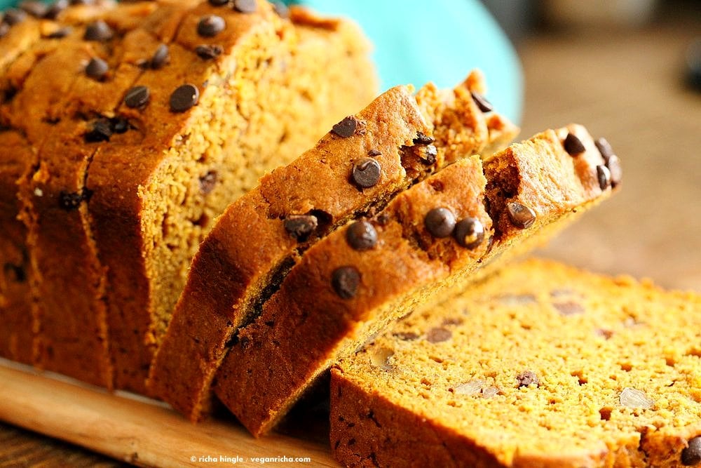 1 Bowl Vegan Pumpkin Bread Recipe. Easy Pumpkin loaf with pumpkin puree, pumpkin pie spice, walnuts and chocolate chips. Use pumpkin seeds, currants for variation | VeganRicha.com #vegan #breakfast #pumpkinbread