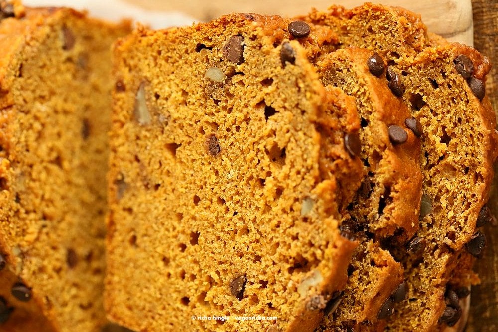 1 Bowl Vegan Pumpkin Bread Recipe. Easy Pumpkin loaf with pumpkin puree, pumpkin pie spice, walnuts and chocolate chips. Use pumpkin seeds, currants for variation | VeganRicha.com #vegan #breakfast #pumpkinbread
