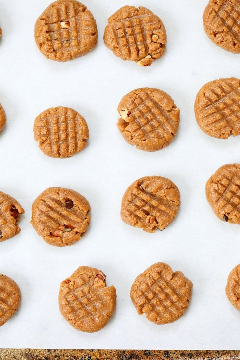 Vegan Peanut Butter Cookies with Pecans and Chocolate chips. Pecans add a buttery flavor to these soft nut Butter cookies. Peanut / Almond Butter Cookies. | VeganRicha.com #vegan #cookie #peanutbutter