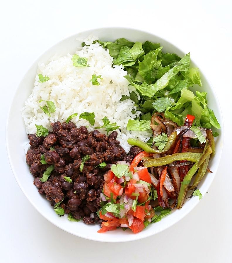 Easy Black Bean Burrito Bowl. Spicy black beans, roasted peppers and veggies, zesty guacamole, pico de gallo, fresh lettuce. DIY Burrito Bowl Chipotle style. | VeganRicha.com #vegan #glutenfree #soyfree #bowl #recipe