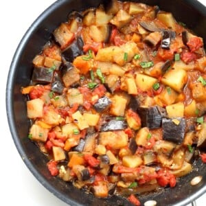 Easy Indian spiced Eggplants and Potatoes. Aloo Baingan Recipe. Curried Potato Eggplant side. | VeganRicha.com #vegan #glutenfree #Indian #eggplant #potato #glutenfree #veganricha #vegan