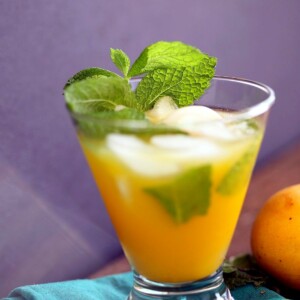 Easy Refreshing Mango Mojito Recipe. Make this mojito with or without the alcohol. Refreshing mint and lime and sweet Summery Mango make this a perfect drink for any outdoor event. Vegan Recipe | VeganRicha.com #vegan #glutenfree #veganricha