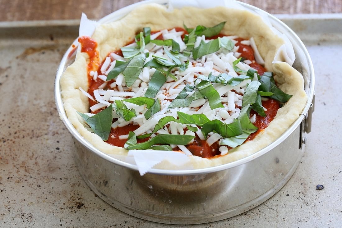 Vegan Deep Dish Pizza Recipe. Easy Deep Dish Pizza with from scratch crust, red pepper, spinach, vegan mozzarella and basil. Vegan Pizza Recipe. | VeganRicha.com