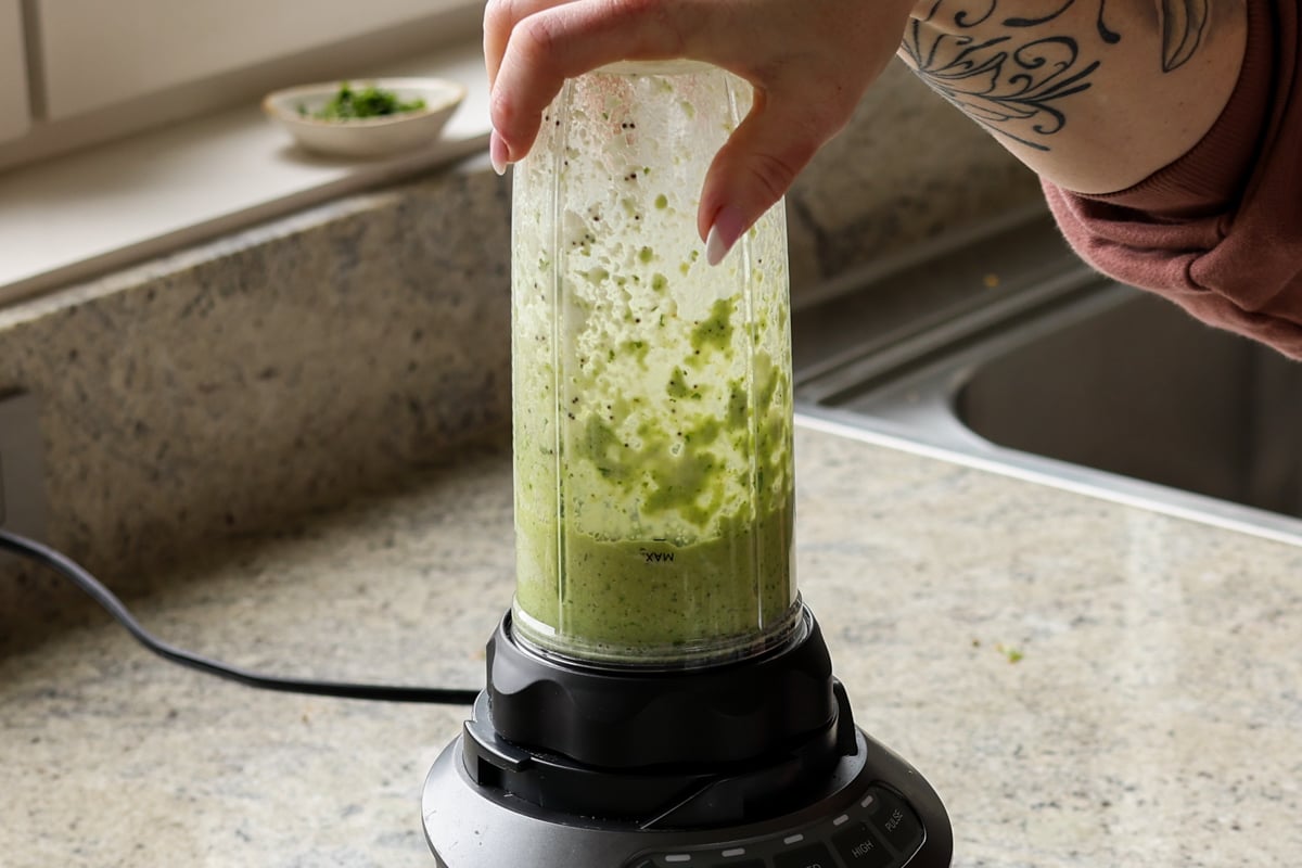 blending the coconut chutney