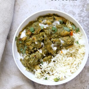 1 Pot Vegan Chicken Saag with Soy Curls. Use seitan, tempeh, baked tofu, chickpeas or chikin substitutes for variation. Soy curls in Spinach Sauce. #Vegan #Glutenfree #Recipe Can be Soy-free and Nut-free  #veganricha | VeganRicha.com