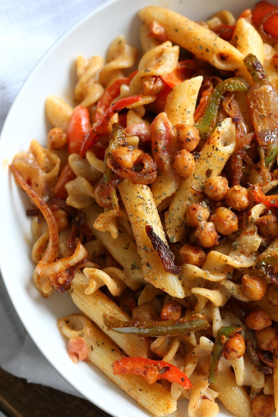 Vegan Fajita Pasta with Chickpeas and veggies. Easy Weeknight pasta with Taco seasoned veggies and beans mixed with creamy pasta. Vegan Soyfree Recipe. Can be gluten-free. #vegan #veganricha