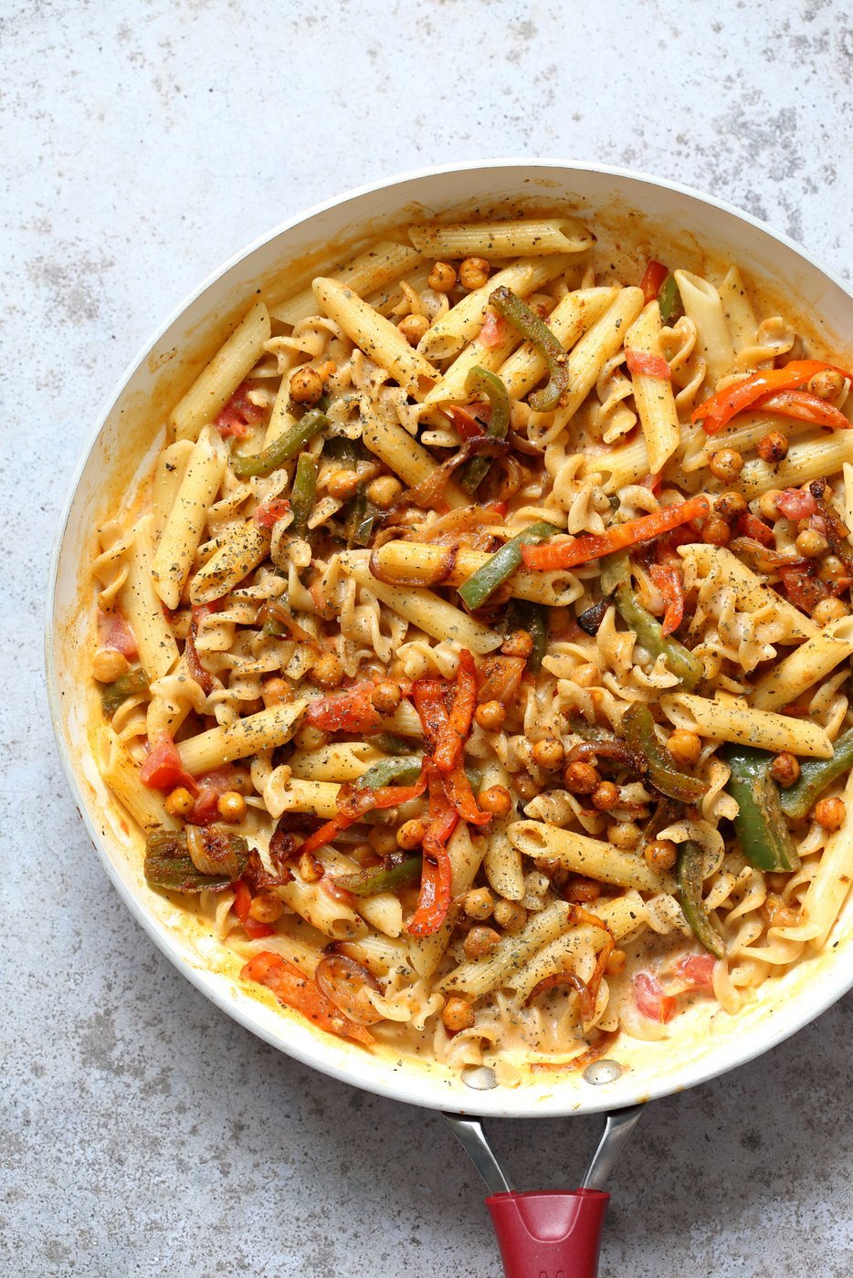 Vegan Fajita Pasta with Chickpeas and veggies. Easy Weeknight pasta with Taco seasoned veggies and beans mixed with creamy pasta. Vegan Soyfree Recipe. Can be gluten-free. #vegan #veganricha