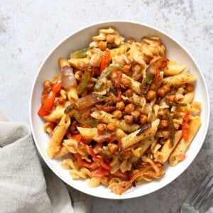 Vegan Fajita Pasta with Chickpeas and veggies. Easy Weeknight pasta with Taco seasoned veggies and beans mixed with creamy pasta. Vegan Soyfree Recipe. Can be gluten-free. #vegan #veganricha
