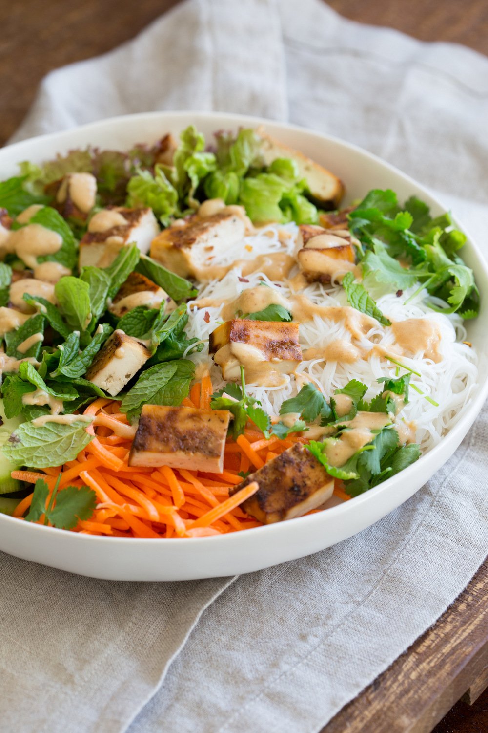 Crunchy Veggie Vegan Summer Rolls Deconstructed into a Bowl. Served with Peanut Butter Dipping Sauce. Fresh Spring Rolls/ Rice paper rolls in a bowl. Make a bowl, wrap or fill up rice paper wrappers. #Vegan #Glutenfree #Recipe #veganricha Use Sunbutter to make #nutfree | VeganRicha.com