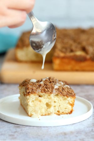 Easy Vegan Coffee Cake Recipe. Simple soft Vanilla Cake topped with a delicious Streusel. Classic Cinnamon Streusel Coffee cake. #Vegan #soyfree #nutfree #Recipe. Glutenfree option #veganricha