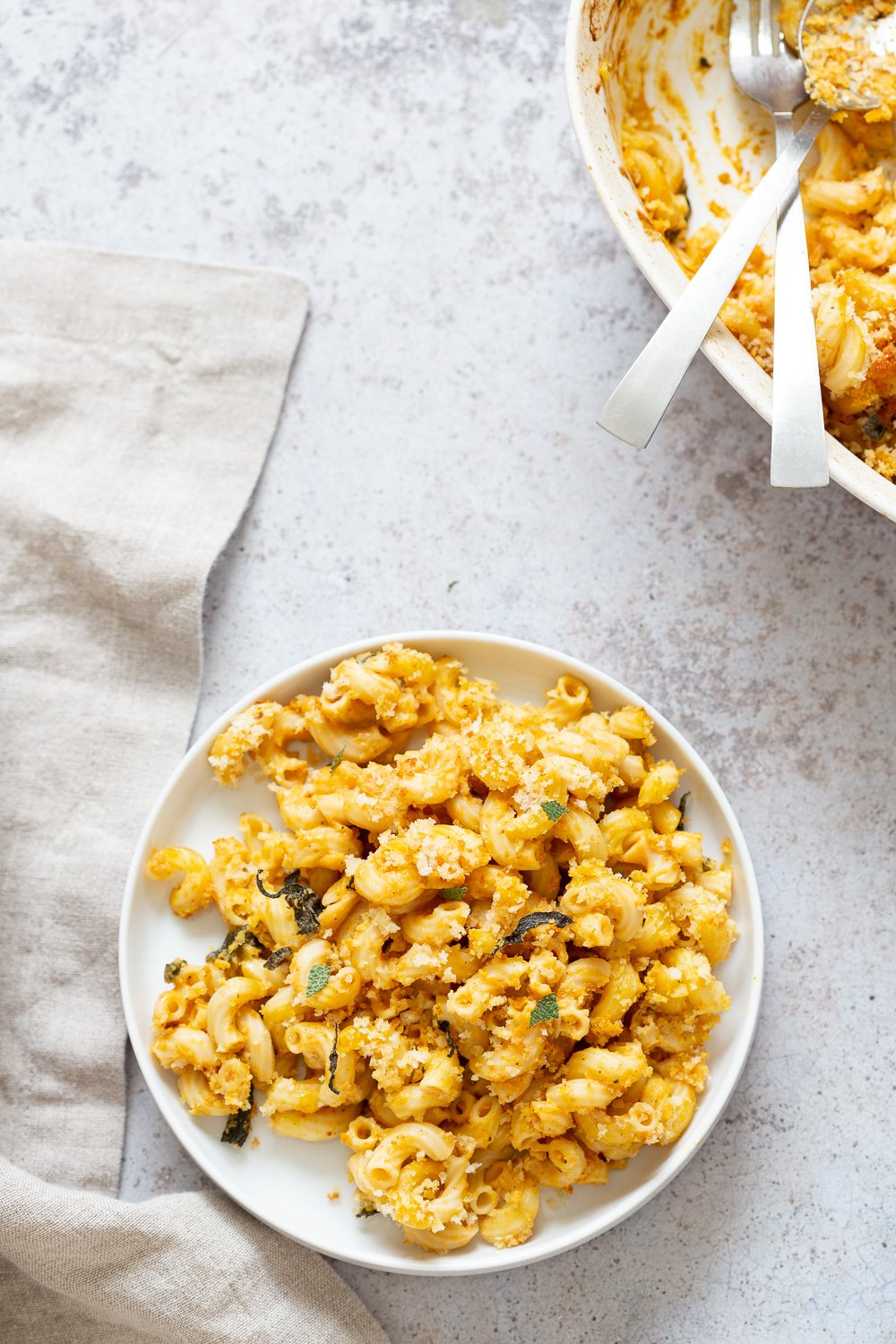 Vegan Pumpkin Mac and Cheese Bake. Easy Creamy Pumpkin Sauce with pasta, topped with crisp sage and breadcrumbs. #Vegan #Soyfree #Recipe #VeganRicha #nutfree option