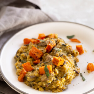 Vegan Pumpkin Risotto Instant Pot. Easy Pumpkin Risotto with Wild Rice Brown Rice Blend and Mushrooms. Make it in an Instant Pot pressure cooker or Saucepan. 30 Mins. #Vegan #Glutenfree #soyfree #Recipe #VeganRicha