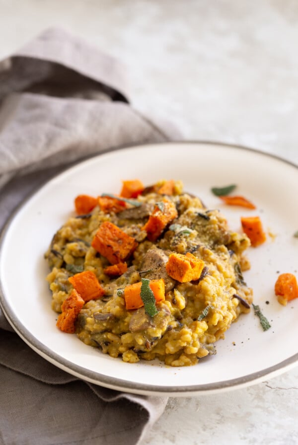 Vegan Pumpkin Risotto Instant Pot. Easy Pumpkin Risotto with Wild Rice Brown Rice Blend and Mushrooms. Make it in an Instant Pot pressure cooker or Saucepan. 30 Mins. #Vegan #Glutenfree #soyfree #Recipe #VeganRicha