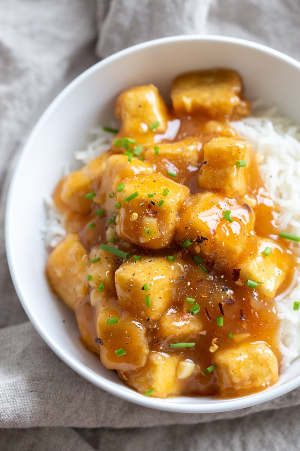 Easy Orange Tofu Recipe. Quick 30 Min Weeknight Meal. Baked Crisp Tofu with a Delicious Orange Sauce. Serve over rice/grains and with blanched broccoli or veggies. #Vegan #Glutenfree #Nutfree #OrangeTofu #Recipe #VeganRicha