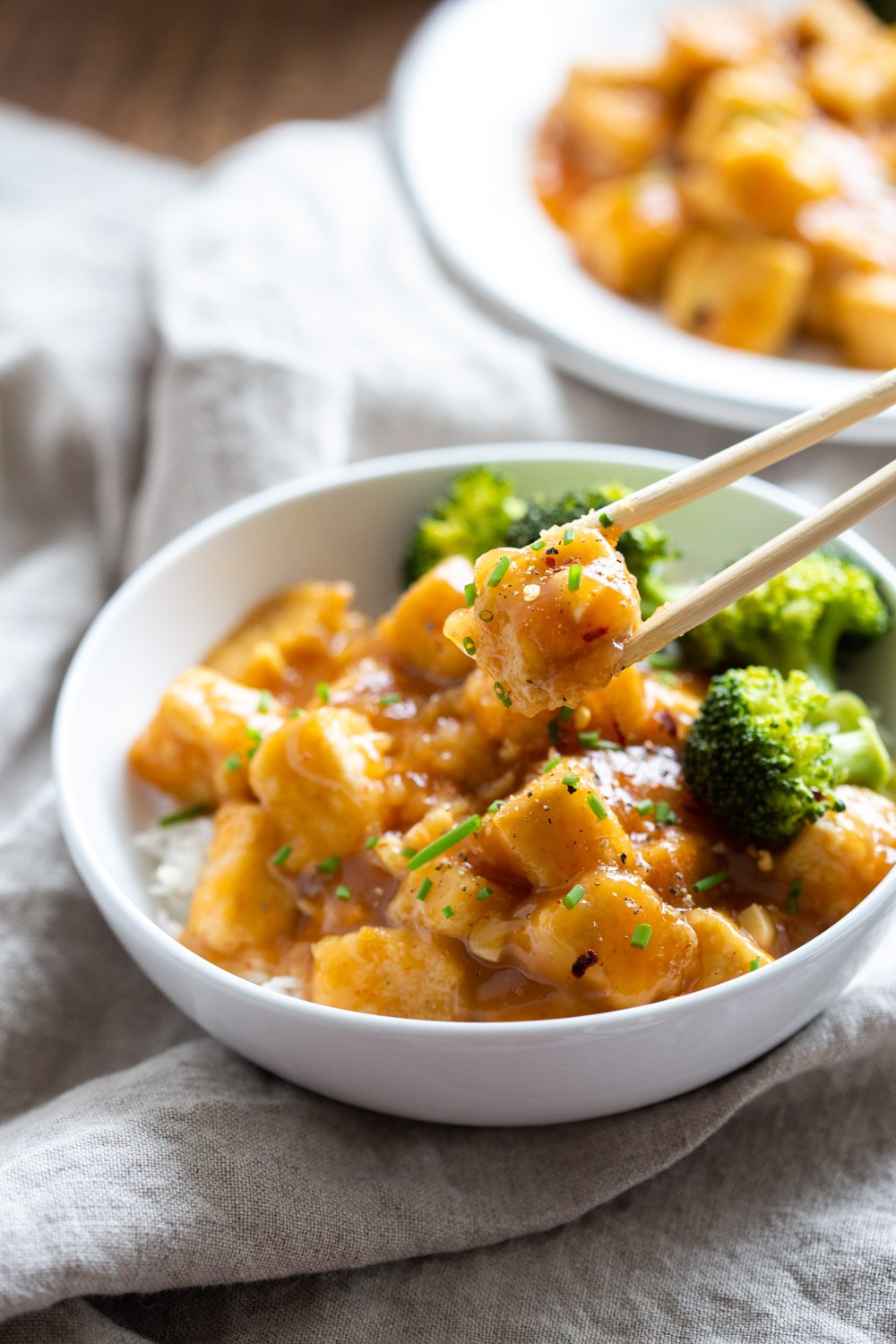 Easy Orange Tofu Recipe. Quick 30 Min Weeknight Meal. Baked Crisp Tofu with a Delicious Orange Sauce. Serve over rice/grains and with blanched broccoli or veggies. #Vegan #Glutenfree #Nutfree #OrangeTofu #Recipe #VeganRicha