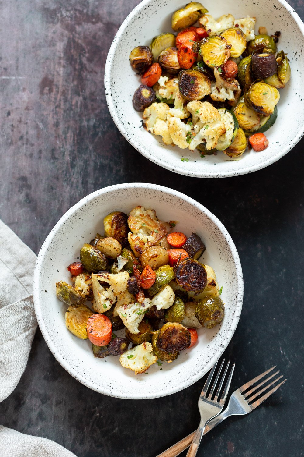 Roasted Brussels Sprouts and Cauliflower with fresh herbs and black pepper. Tips on how to roast veggies that are perfectly crisp, vibrant, flavorful, not-dry or chewy. Roasted Veggies Bowl.#Vegan #Glutenfree Nutfree Soyfree #Recipe #VeganRicha