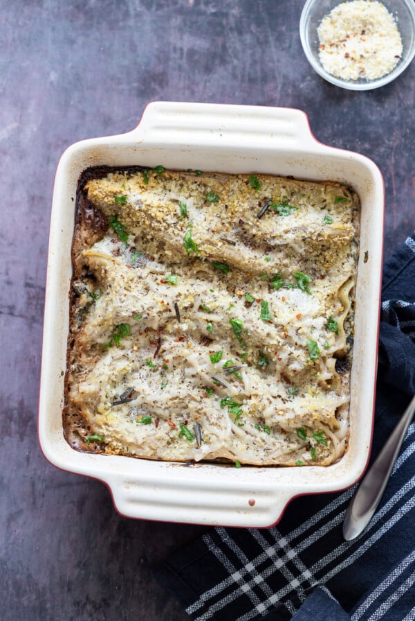 Easy Creamy Vegan Mushroom Lasagna. Marinated and baked Portobello mushrooms layered between creamy garlic sauce and lasagna sheets to make a hearty portobello lasagna. #Vegan #Recipe #veganmushroomlasagna #portobelolasagna #veganricha Can be Glutenfree 
