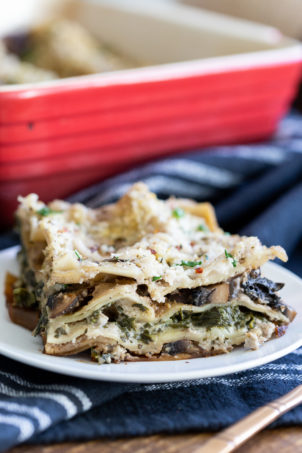 Easyย Creamy Vegan Mushroom Lasagna. Marinated and baked Portobello mushrooms layered between creamy garlic sauce and lasagna sheets to make a hearty portobello lasagna. #Vegan #Recipe #veganmushroomlasagna #portobelolasagna #veganricha Can be Glutenfreeย