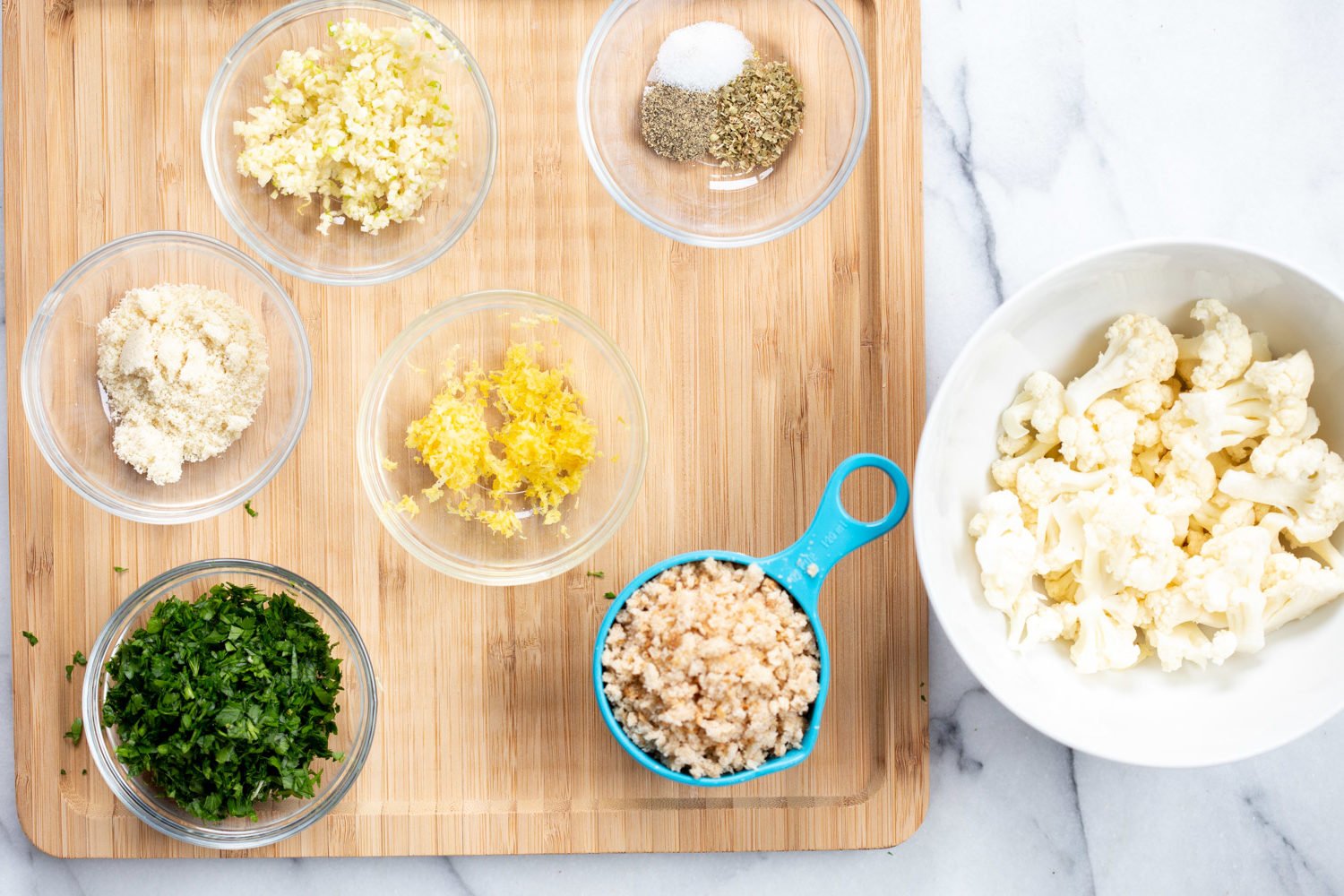 Ingredients for Spaghetti with toasted garlic breadcrumbs in bowls
