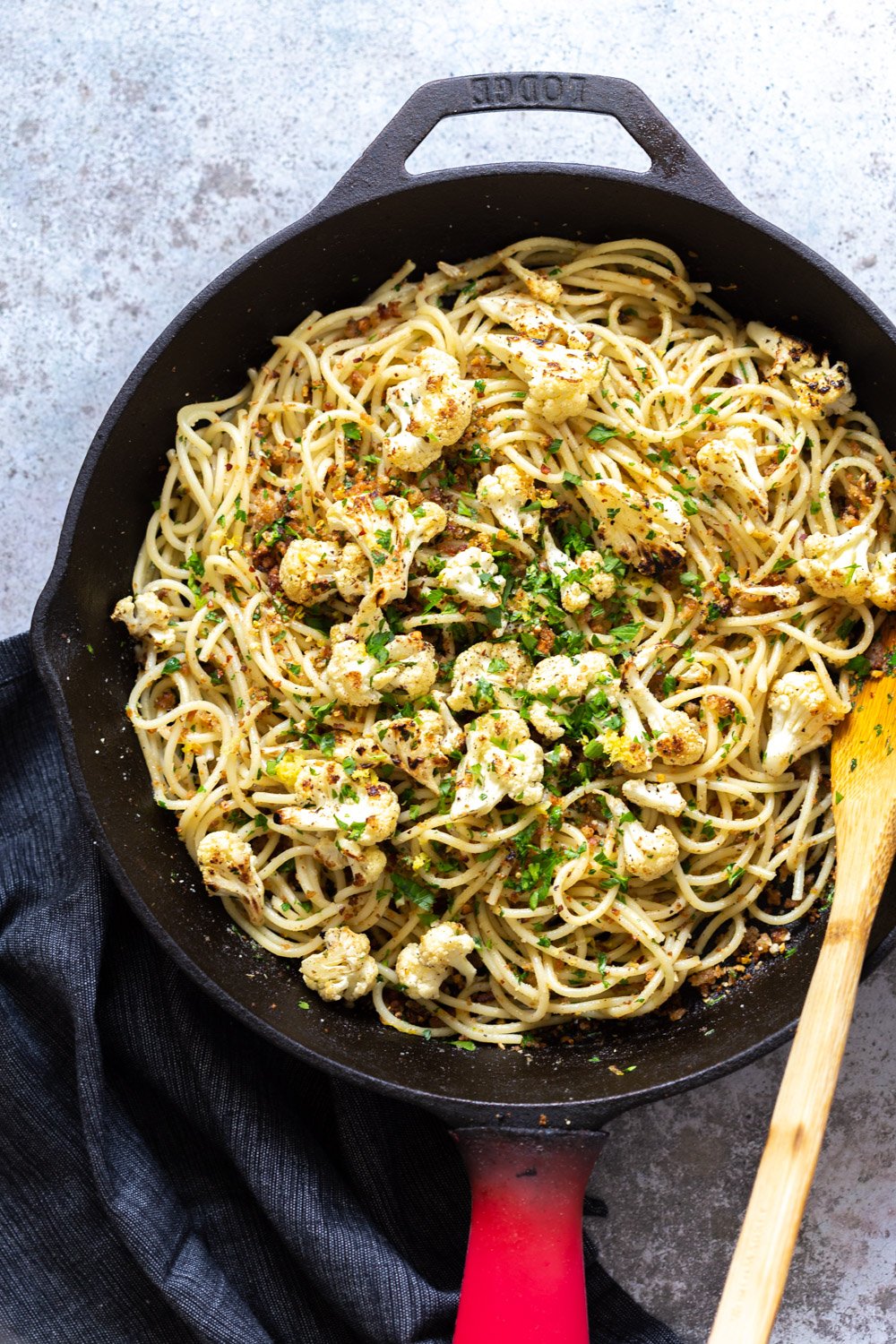 Easy Spaghetti with toasted garlic breadcrumbs and blistered cauliflower. Vegan Pasta with breadcrumbs, pasta wth roasted cauliflower. #Vegan #Nutfree #Soyfree #Recipe #spaghetti #toastetdbreadcrumbs #VeganRicha
