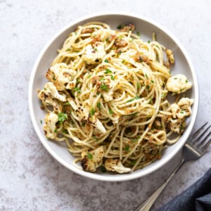 Easy Spaghetti with toasted garlic breadcrumbs and blistered cauliflower. Vegan Pasta with breadcrumbs, pasta wth roasted cauliflower. #Vegan #Nutfree #Soyfree #Recipe #spaghetti #toastetdbreadcrumbs #VeganRicha