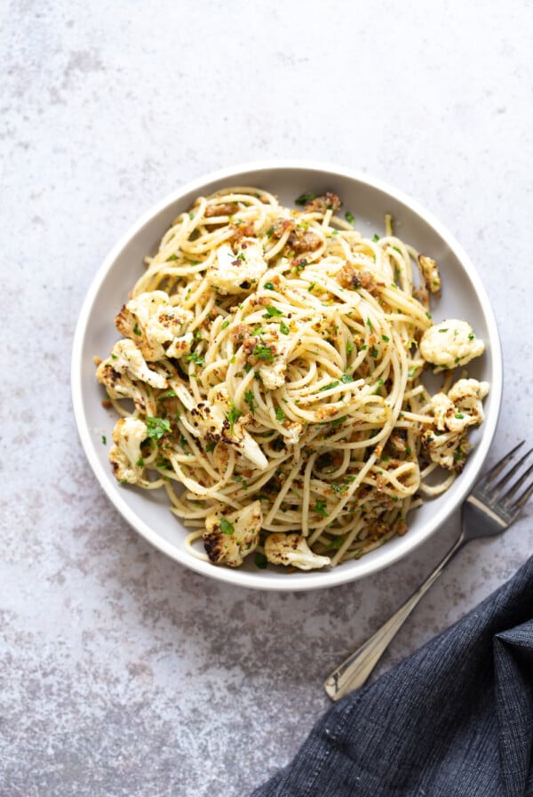 Easy Spaghetti with toasted garlic breadcrumbs and blistered cauliflower. Vegan Pasta with breadcrumbs, pasta wth roasted cauliflower. #Vegan #Nutfree #Soyfree #Recipe #spaghetti #toastetdbreadcrumbs #VeganRicha