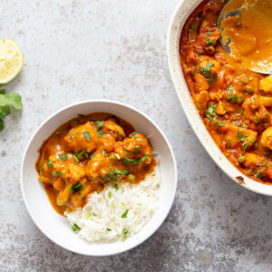 Vegan Cauliflower Pea Curry - 1 Pot Gobi Matar masala. This cauliflower peas curry gets baked in the oven. Creamy roasted flavors without standing around roasting the sauce. #Vegan #Glutenfree #Nutfree #Soyfree #Recipe #VeganRicha #gobimatar #cauliflowerpeacurry . Add some cooked chickpeas to make a meal
