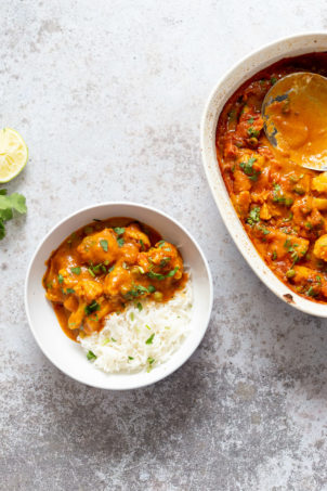 Vegan Cauliflower Pea Curry - 1 Pot Gobi Matar masala. This cauliflower peas curry gets baked in the oven. Creamy roasted flavors without standing around roasting the sauce. #Vegan #Glutenfree #Nutfree #Soyfree #Recipe #VeganRicha #gobimatar #cauliflowerpeacurry . Add some cooked chickpeas to make a meal