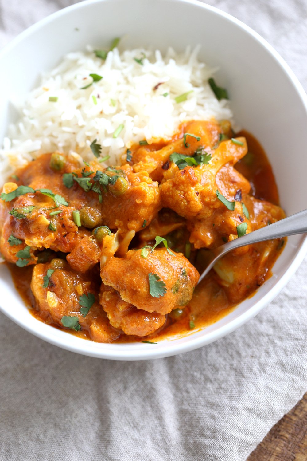 Vegan Cauliflower Pea Curry - 1 Pot Gobi Matar masala. This cauliflower peas curry gets baked in the oven. Creamy roasted flavors without standing around roasting the sauce. #Vegan #Glutenfree #Nutfree #Soyfree #Recipe #VeganRicha #gobimatar #cauliflowerpeacurry . Add some cooked chickpeas to make a meal