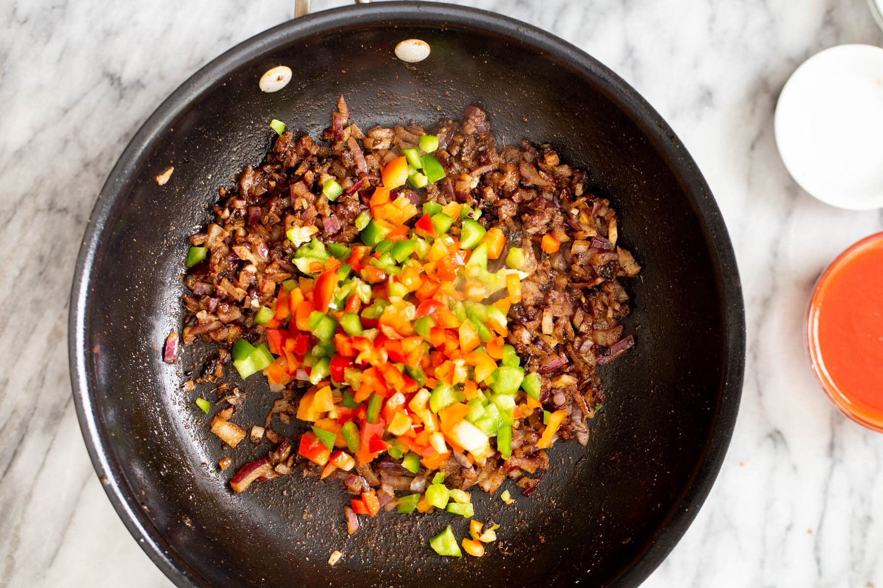 skillet with brown lentils and bell pepper