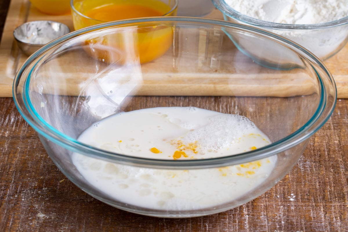 wet ingredients for mango cake batter in a glass bowl