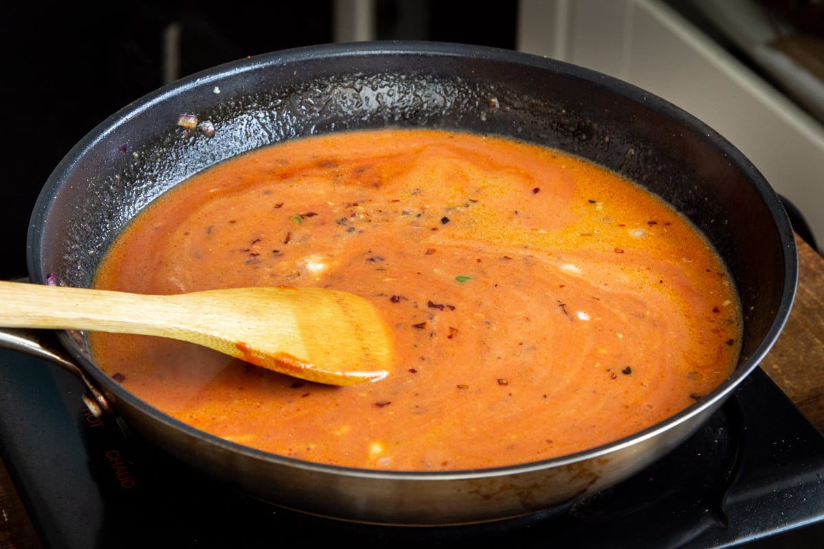 vegan chicken changezi gravy in a black sauteeing pan