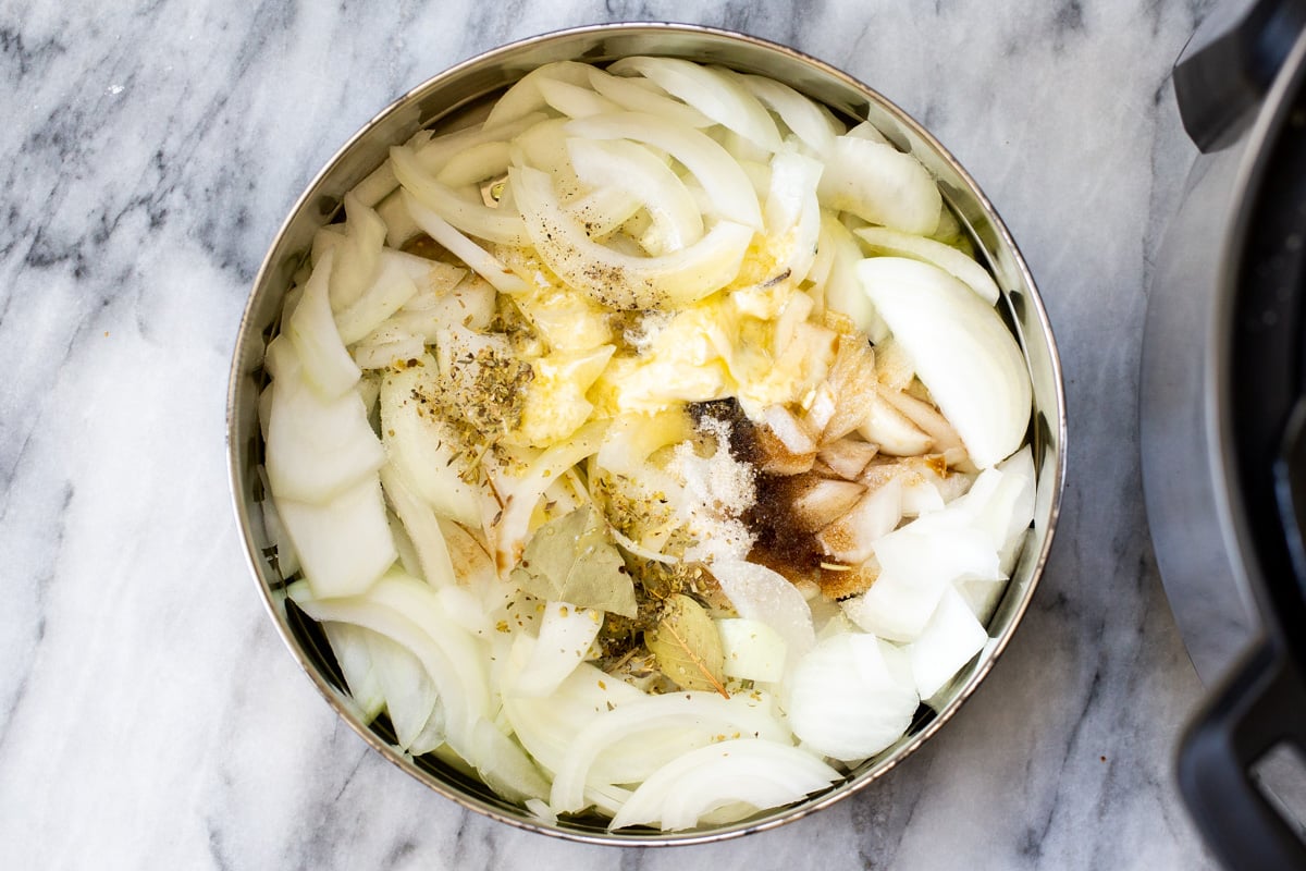 sliced onion with Worcestersauce and seasoning in the Instant Pot