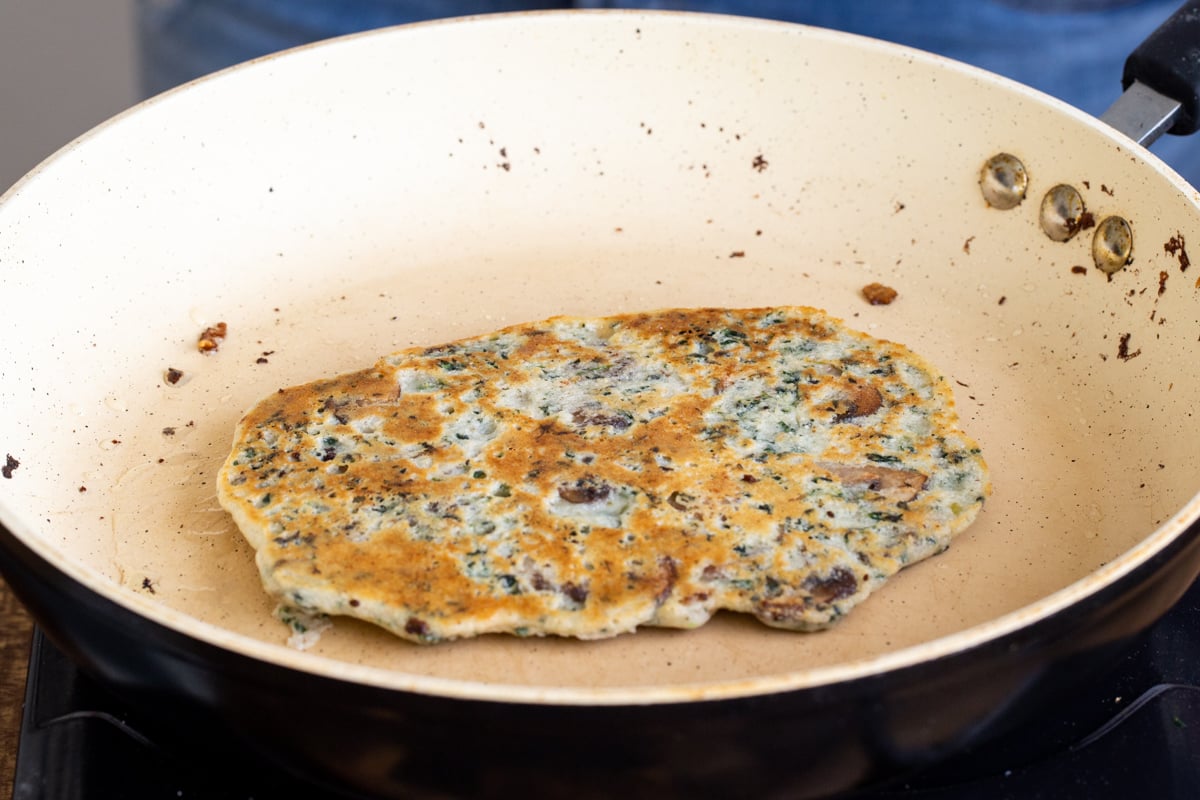 vegan spinach mushroom naan in a pan
