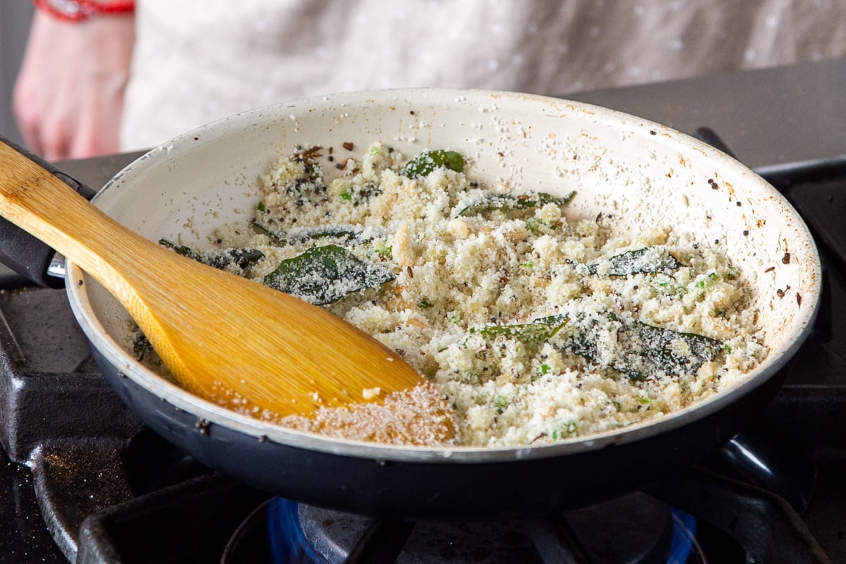 tempering and semolina in a frying pan