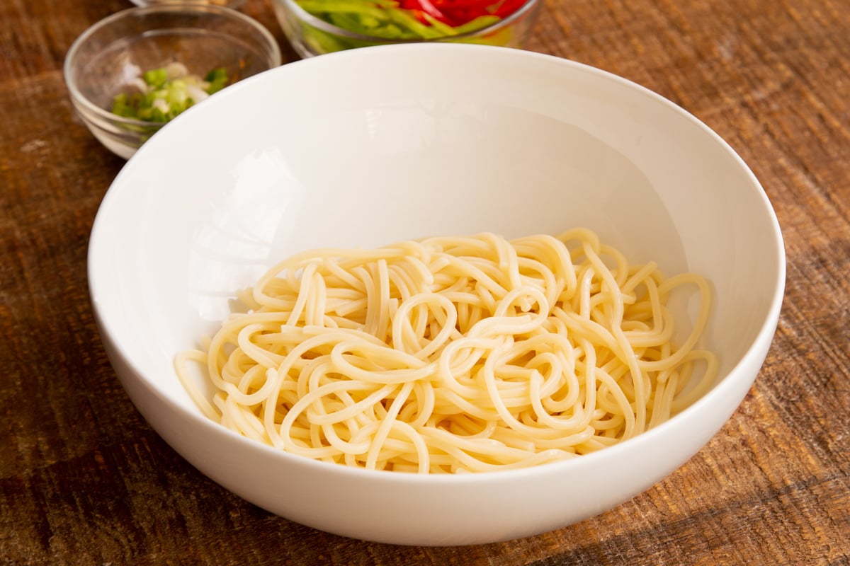 cooked spaghetti in a white bowl
