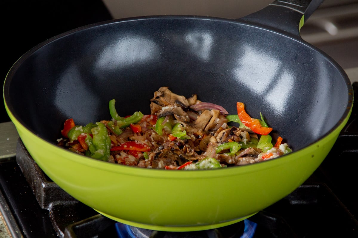 peppers and mushrooms in the wok, after cooking