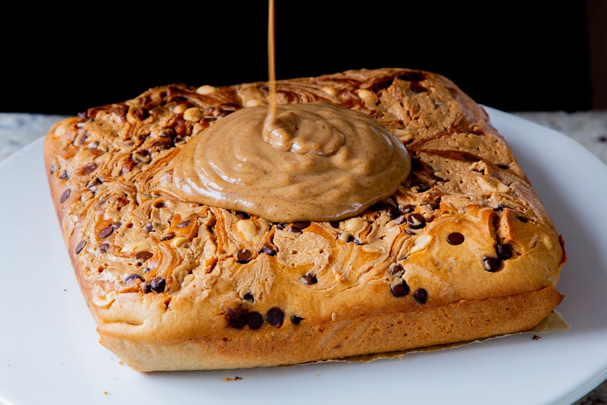 topping the cake with the date caramel